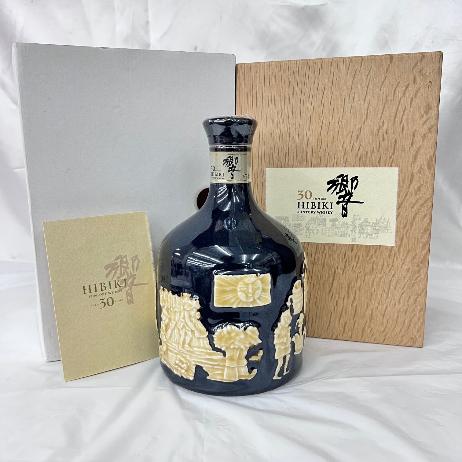 サントリー  響 30年 有田焼 命水陽刻文紫紺釉砧形瓶 スペシャルボトル 1472g 白箱/木箱/冊子付 11856943